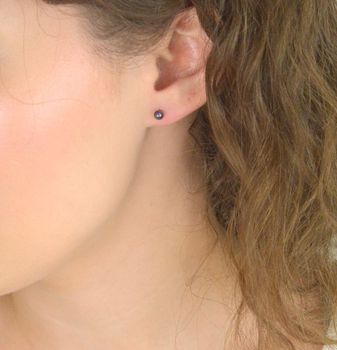 Srebrne kolczyki z ciemną perłą hodowlaną 4 mm z benzynowym połyskiem. Fiolet, zieleń, srebro 925. Elegancja i lekkość na każdą okazję (1).JPG